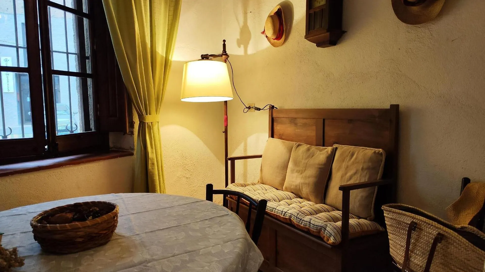 Casa De Piedra Del Siglo XVII Restaurada Con Encanto, Para 8 Personas, En Castello D'Empuries - Es-228-96 Spanien